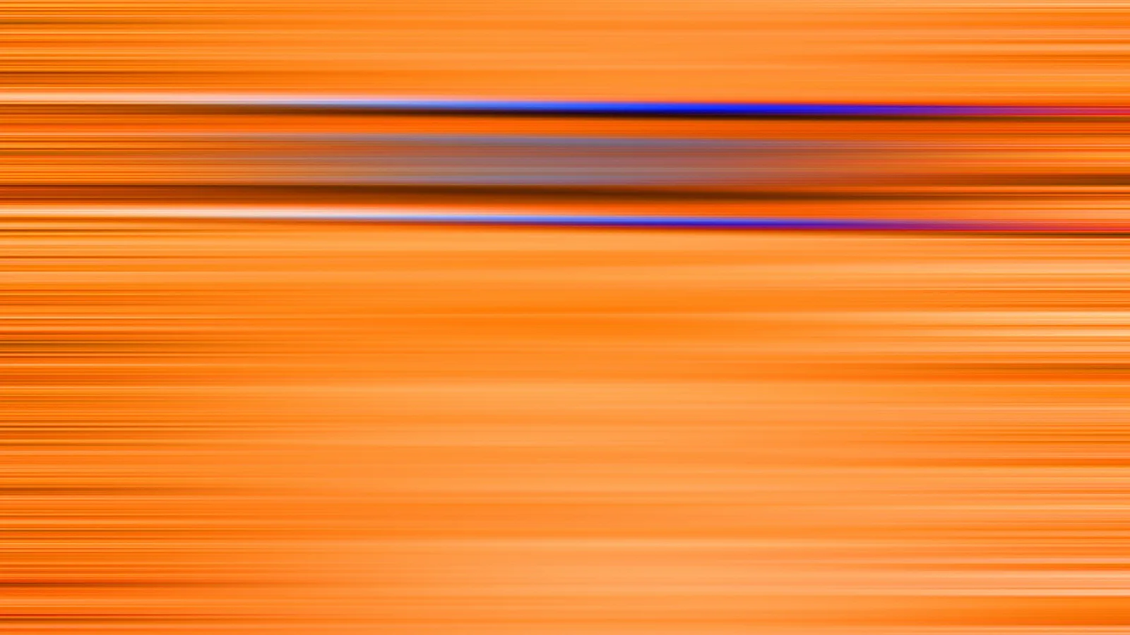 Horizontale, verwischte Streifen in Orange mit zwei dünnen blauen Lichtlinien, die sich über die Bildbreite ziehen.