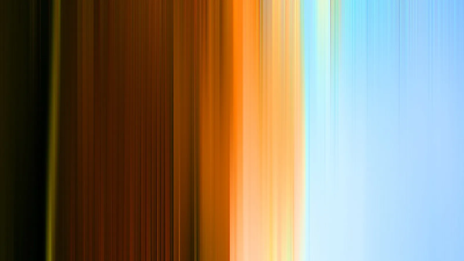 Vertikal verwischte Streifen in Schwarz, Braun, Orange, Gelb und Hellblau, die von dunkel links zu hell rechts übergehen.
