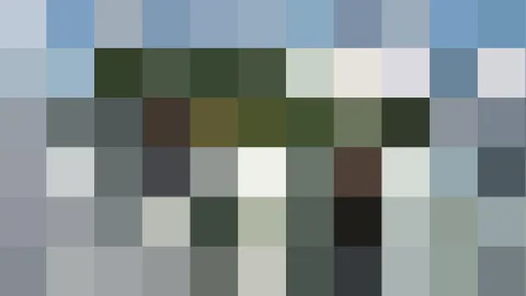 Abstraktes Mosaik aus quadratischen Pixelblöcken in Grau, Blau, Grün und Braun, in zehn Spalten und sechs Reihen angeordnet.