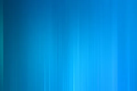 Abstrakter Hintergrund aus vertikalen, verwischten Lichtstreifen, die von dunklem Blau links zu hellem Türkisblau rechts übergehen.