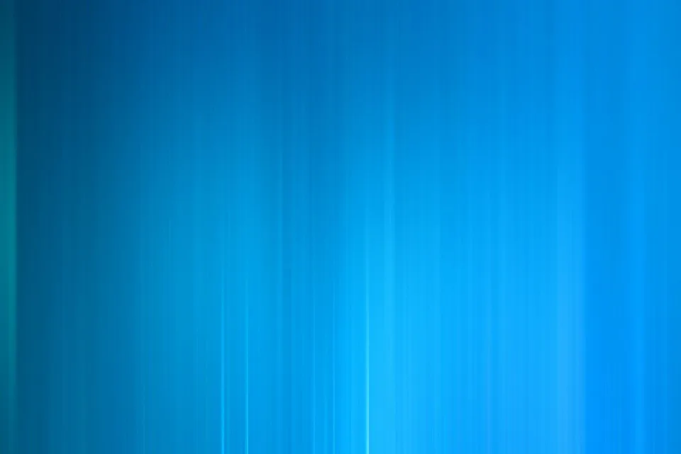 Abstrakter Hintergrund aus vertikalen, verwischten Lichtstreifen, die von dunklem Blau links zu hellem Türkisblau rechts übergehen.