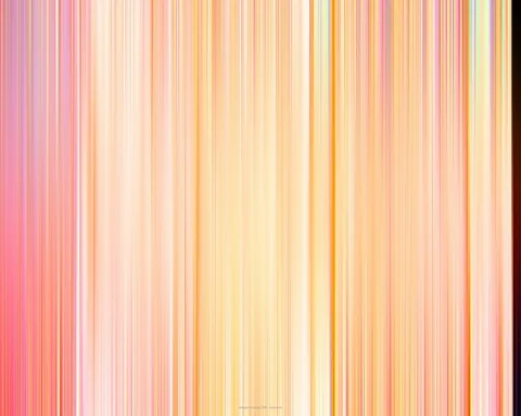 Dicht nebeneinanderliegende vertikale Streifen in Rosa, Orange und Creme, die von hellen Bereichen in der Mitte zu kräftigerem Rot an den Rändern übergehen. Am rechten Rand ein dunkler Streifen.