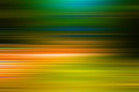 Abstraktes Bild aus waagerechten, verwischten Streifen in Grün, Blau, Orange und Gelb, die von oben dunkel nach unten hell wechseln.