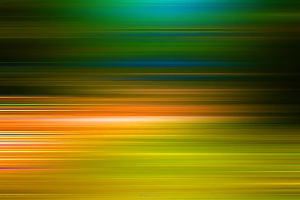 Abstraktes Bild aus waagerechten, verwischten Streifen in Grün, Blau, Orange und Gelb, die von oben dunkel nach unten hell wechseln.
