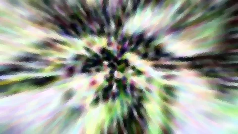 Abstrakte Komposition aus grünen, violetten und weißen Farbschlieren, die radial aus einem dunklen Zentrum strahlen.