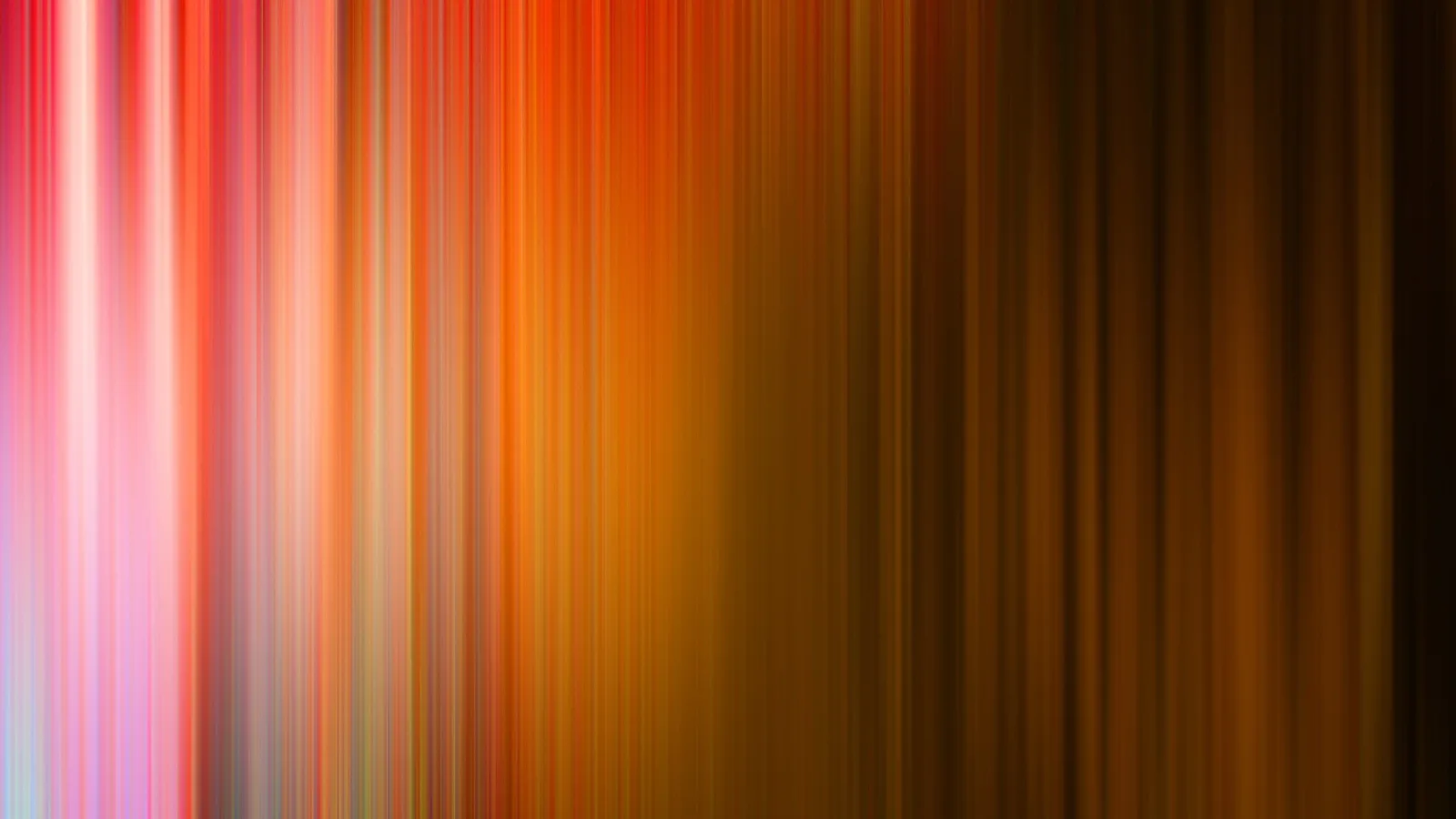 Abstrakte, vertikal verwischte Farbstreifen, links in Rosa und Rot, zur Mitte hin in Orange, rechts in dunklem Braun.