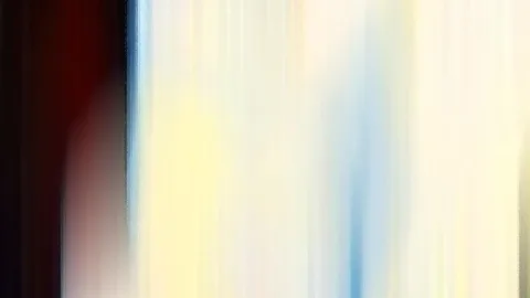 Abstrakte, verwischte vertikale Streifen in Creme, Gelb und Hellblau, links ein dunkler roter Bereich.
