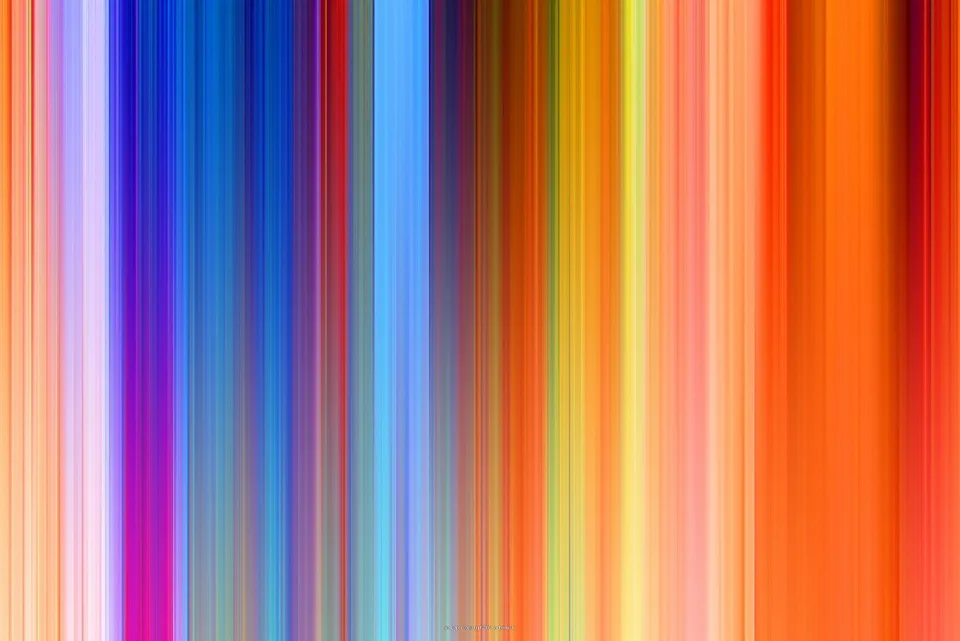 Abstraktes Bild aus vertikalen, verwischten Farbstreifen in Blau, Violett, Rot, Orange, Gelb und Hellblau nebeneinander.