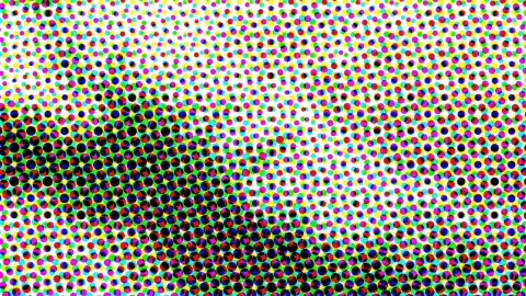 Dichtes Muster aus kleinen bunten Punkten in Rot, Gelb, Grün, Blau, Magenta und Cyan auf weißem Grund, links unten dichter und dunkler durch schwarze Punkte.