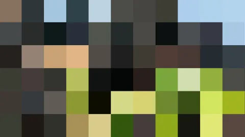 Raster aus kleinen farbigen Quadraten in Grün, Gelb, Blau, Braun und Schwarz, das eine abstrakte Fläche bildet.