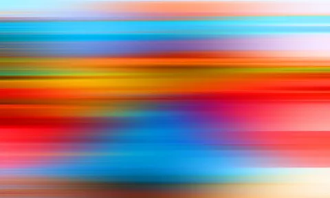 Horizontal verwischte Streifen in Blau, Rot, Orange und Gelb auf hellem Grund