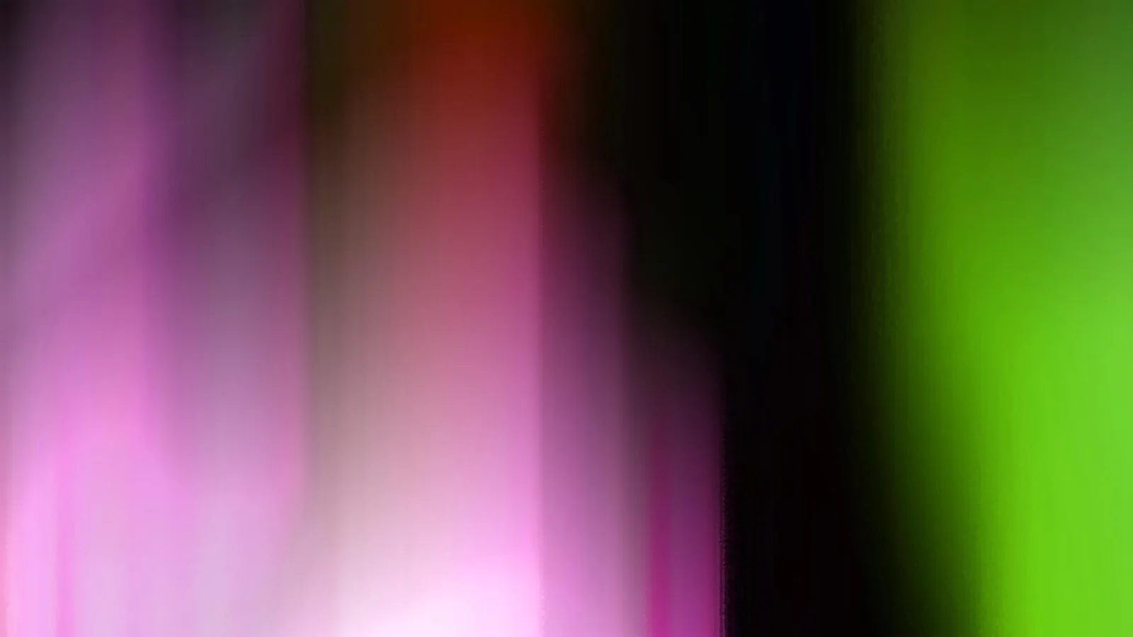 Abstrakte, verwischte vertikale Streifen in Pink, Rot und Grün, dazwischen ein schwarzer Bereich.