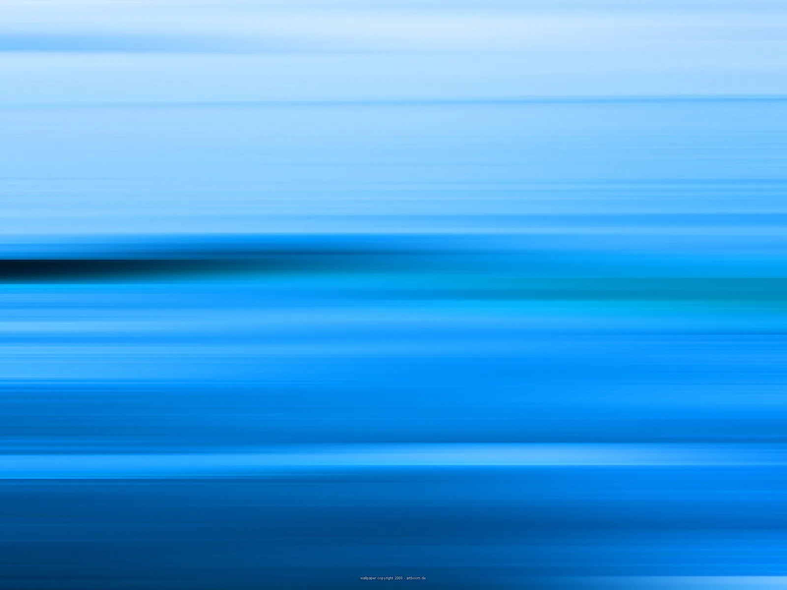 Horizontale blaue Streifen aus Bewegungsunschärfe, oben hellblau, unten dunkler, links in der Bildmitte ein schwarzes Band.