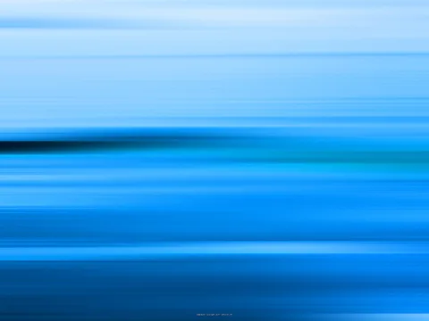 Horizontale blaue Streifen aus Bewegungsunschärfe, oben hellblau, unten dunkler, links in der Bildmitte ein schwarzes Band.
