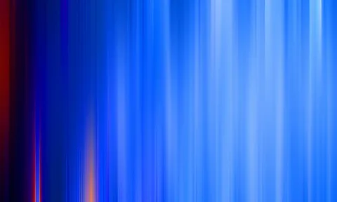 Abstrakte Komposition aus vertikalen, unscharfen Streifen in Blau mit einem roten Akzent am linken Rand und einzelnen hellen Lichtbahnen.