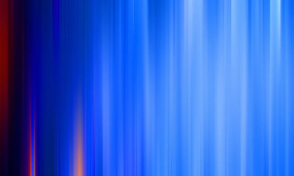 Abstrakte Komposition aus vertikalen, unscharfen Streifen in Blau mit einem roten Akzent am linken Rand und einzelnen hellen Lichtbahnen.