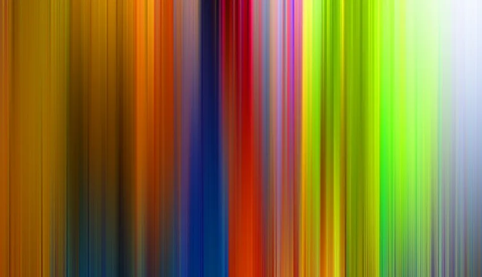 Abstrakte Komposition aus vertikalen, verwischten Farbstreifen in Gelb, Orange, Rot, Blau, Grün und Weiß, die von links nach rechts ineinander übergehen.