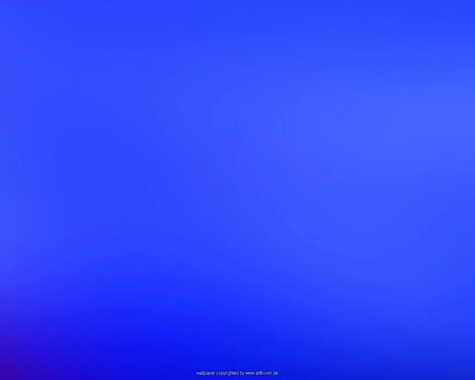 Gleichmäßiger blauer Farbverlauf, unten links leicht violett, unten mittig kleiner Copyright-Hinweis.