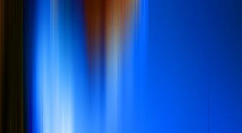 Vertikal verwischte blaue Streifen, am linken Rand dunkel und an einzelnen Stellen orange-braun getönt.