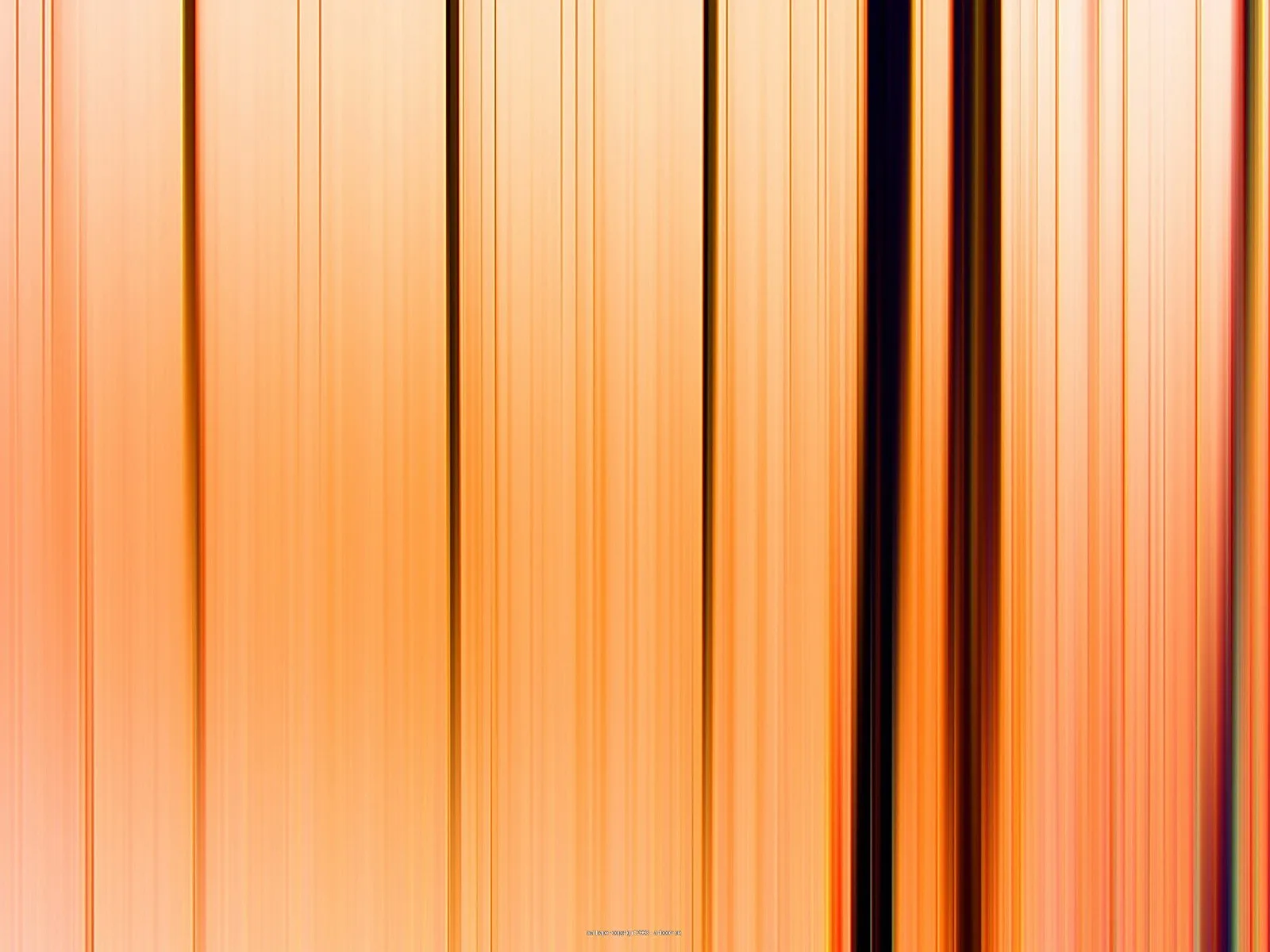 Abstrakte Komposition aus vertikalen, unscharfen Streifen in Orange, Gelb und Schwarz, dunkle Linien rechts der Mitte.
