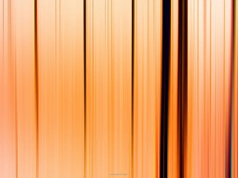 Abstrakte Komposition aus vertikalen, unscharfen Streifen in Orange, Gelb und Schwarz, dunkle Linien rechts der Mitte.