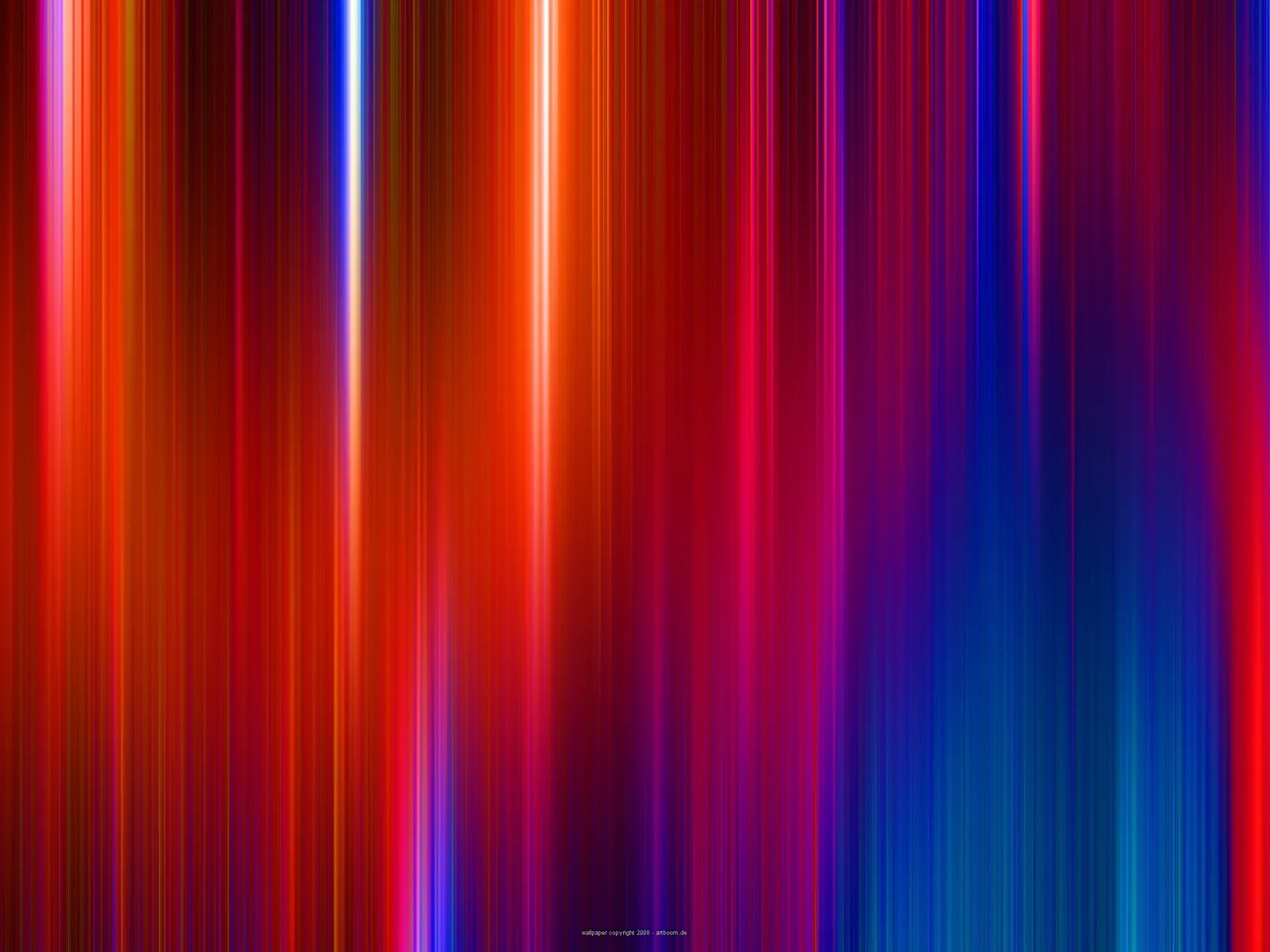 Abstraktes Bild aus dicht nebeneinander stehenden, vertikalen Streifen in Rot, Orange, Violett und Blau mit hellen weißen und pinkfarbenen Lichtlinien.