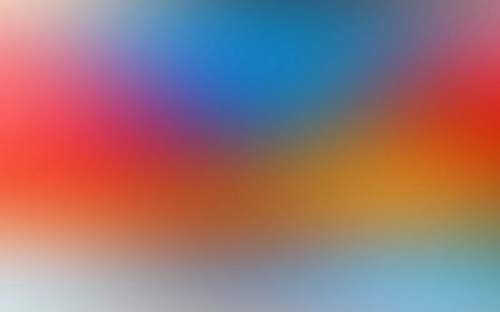 Unscharfer Farbverlauf mit Rot und Orange links und unten, Blau im oberen Mittelteil, helles Grau-Blau am unteren Rand