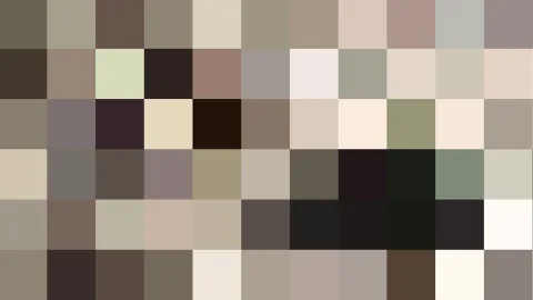 Grobes quadratisches Pixelmosaik in Beige, Braun und Grau mit dunkleren Feldern im unteren Bereich