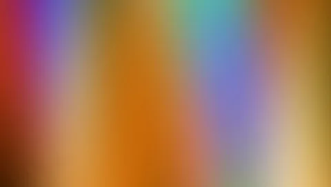 Abstrakter Farbverlauf aus senkrechten, unscharfen Streifen in Rot, Violett, Orange, Türkis und Beige.