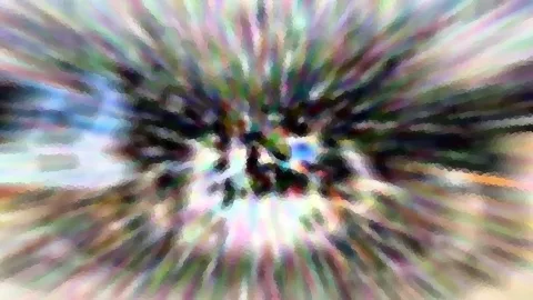 Abstrakte Komposition mit radial von einem dunklen Zentrum nach außen verlaufenden, verwischten Streifen in Grün, Violett, Blau und Weiß.