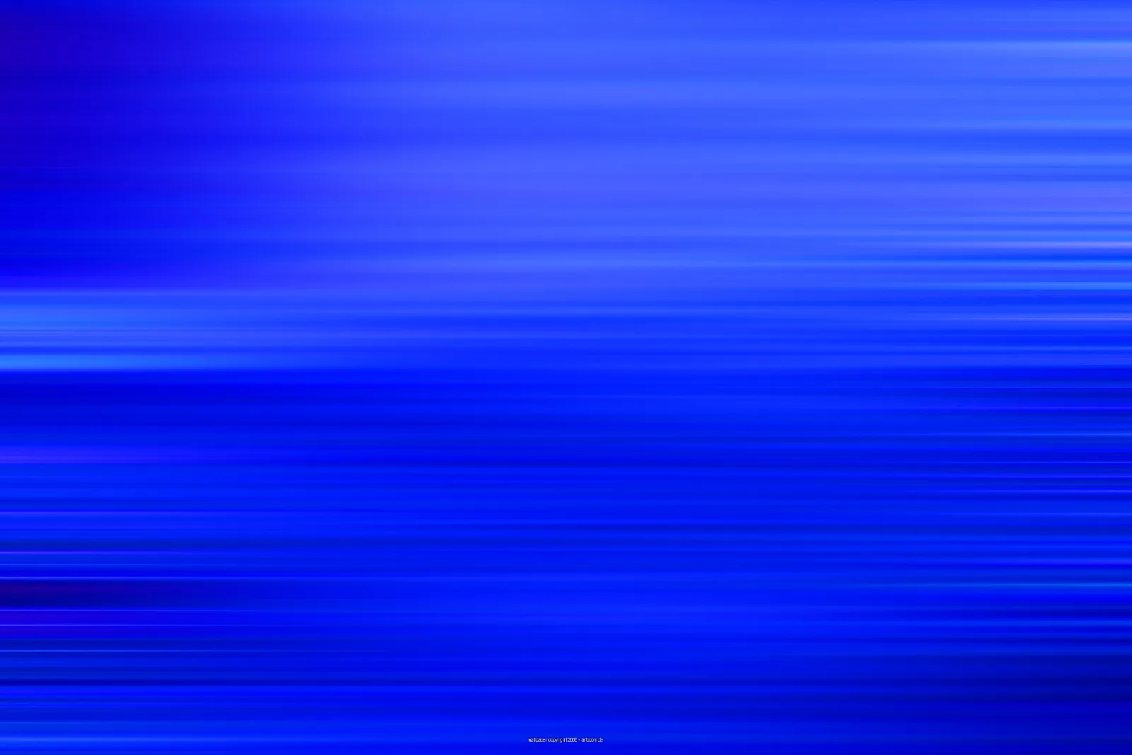Horizontale blaue Streifen, die von dunklem Violettblau oben links zu hellerem Blau und tiefem Königsblau unten verlaufen.
