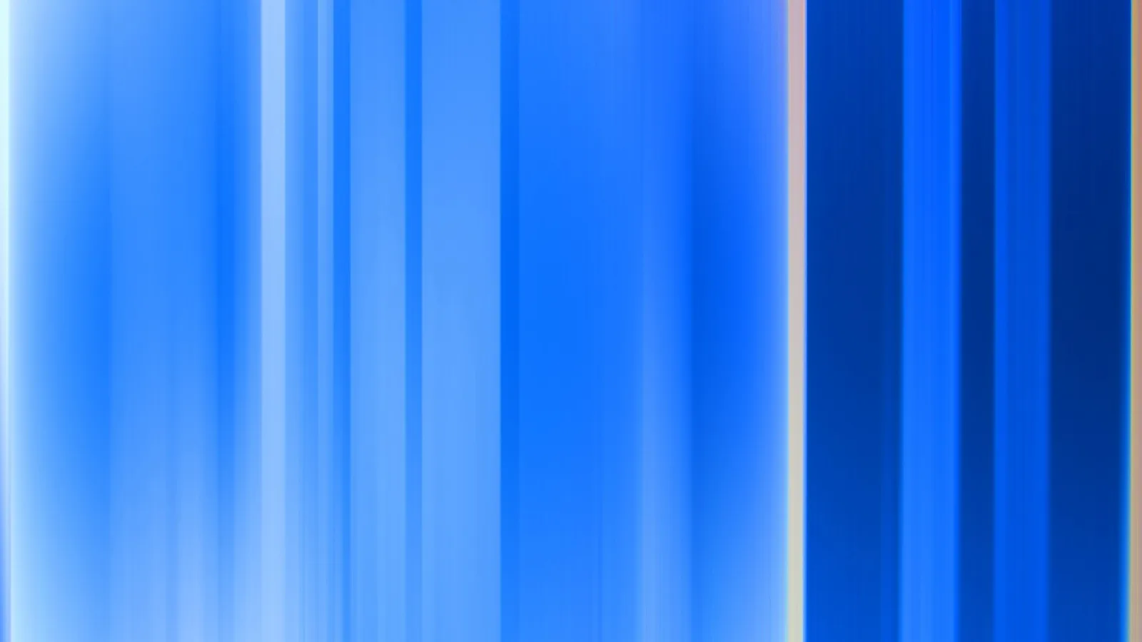 Vertikale Streifen in verschiedenen Blautönen, die von hellem Hellblau links bis zu dunklem Marineblau rechts verlaufen und unscharf wirken.