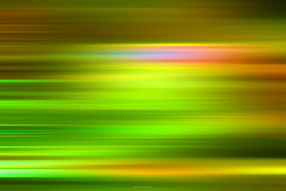 Horizontal verwischte Streifen in Grün, Gelb und Orange, im oberen Drittel ein helles rotes und violettes Lichtband.