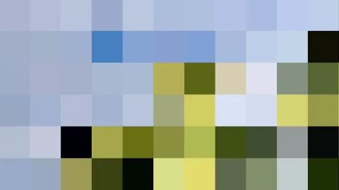 Abstraktes Mosaik aus quadratischen Pixelblöcken in Blau-, Grau- und Grüntönen, oben hell, unten dunkel.