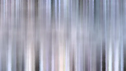 Abstrakte Fläche aus vertikalen, verwischten Streifen in Grau, Lila und Weiß, die von oben nach unten laufen.