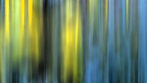 Abstrakte Komposition aus senkrechten, verwischten Streifen in Gelb, Grün, Blau und Grau, die an einen bewegten Wald erinnert.
