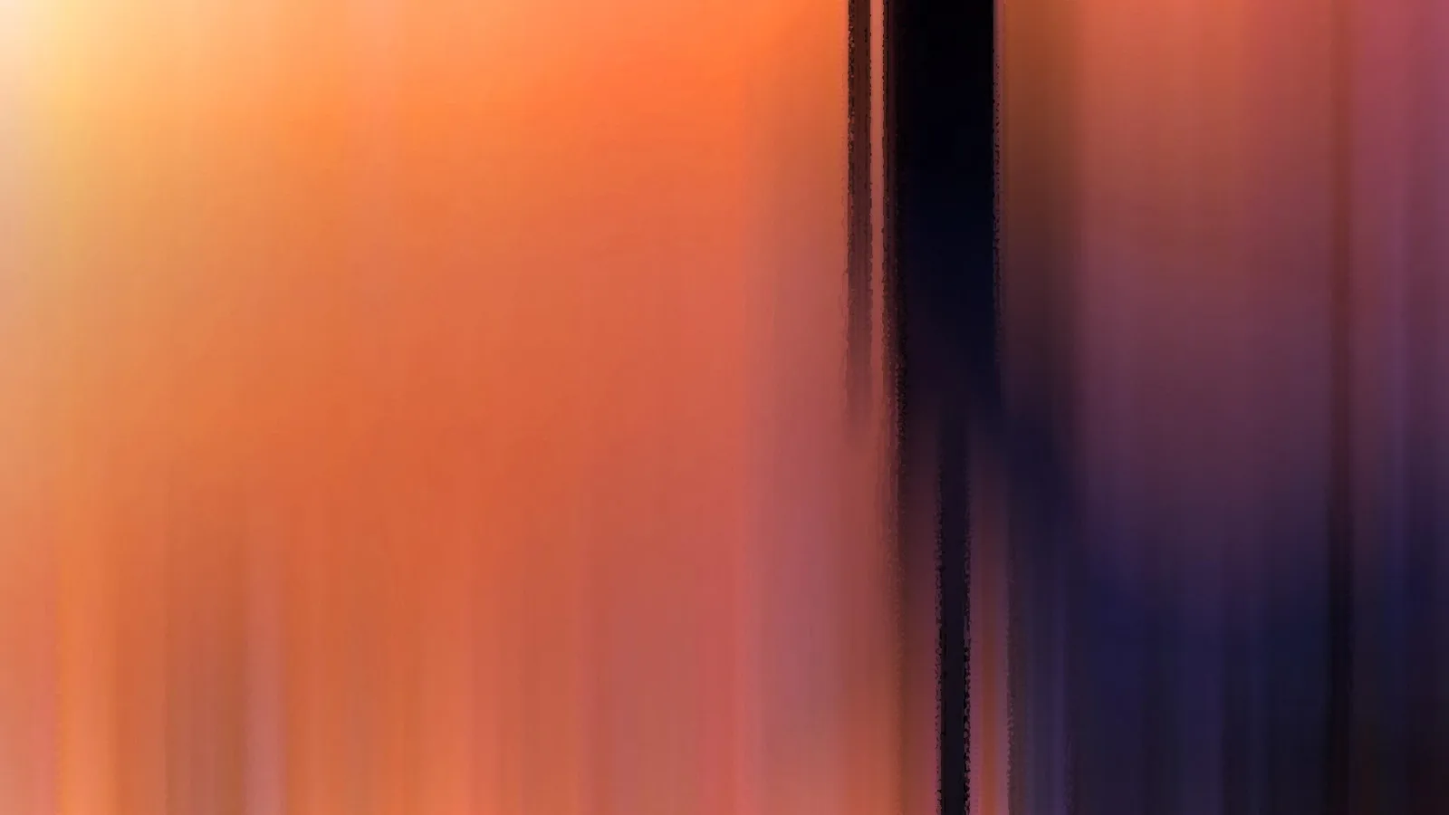 Abstrakte, senkrecht verwischte Farbflächen: links warmes Orange, rechts Violett, dazwischen ein dunkler vertikaler Streifen.