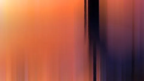 Abstrakte, senkrecht verwischte Farbflächen: links warmes Orange, rechts Violett, dazwischen ein dunkler vertikaler Streifen.