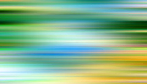 Abstrakte Komposition aus waagerechten, verwischten Streifen in Grün, Blau, Gelb und Weiß, die wie eine Bewegungsunschärfe wirken.