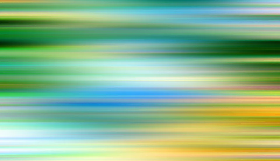 Abstrakte Komposition aus waagerechten, verwischten Streifen in Grün, Blau, Gelb und Weiß, die wie eine Bewegungsunschärfe wirken.