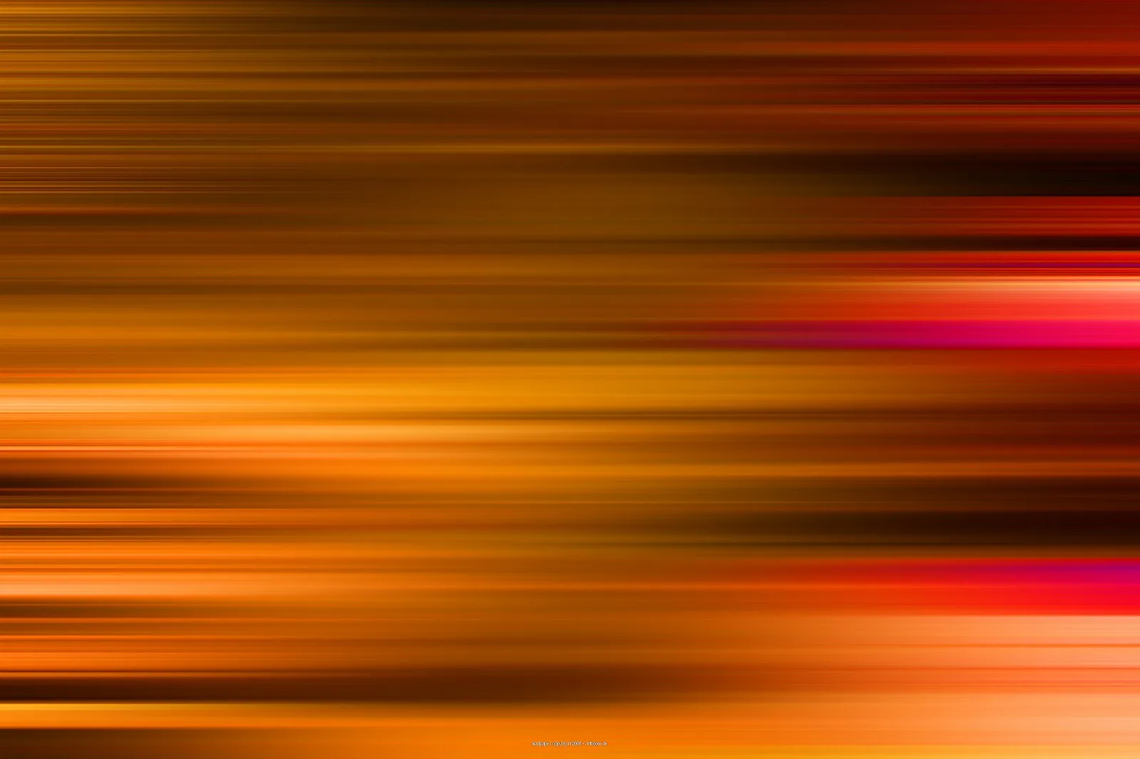 Waagerecht verwischte Lichtstreifen in Orange, Braun und Rot, mit einem magentafarbenen Streifen rechts.