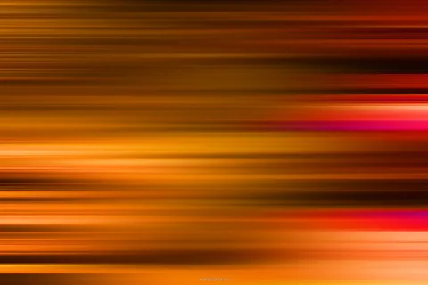 Waagerecht verwischte Lichtstreifen in Orange, Braun und Rot, mit einem magentafarbenen Streifen rechts.