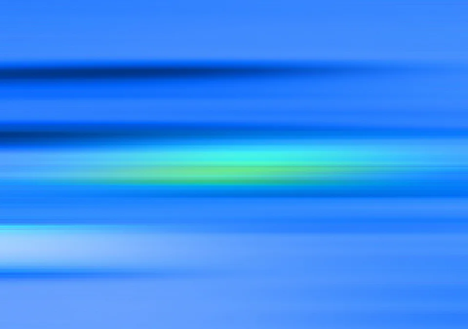 Horizontal verwischte blaue Streifen mit einem türkis bis grünlich leuchtenden Band in der Mitte.