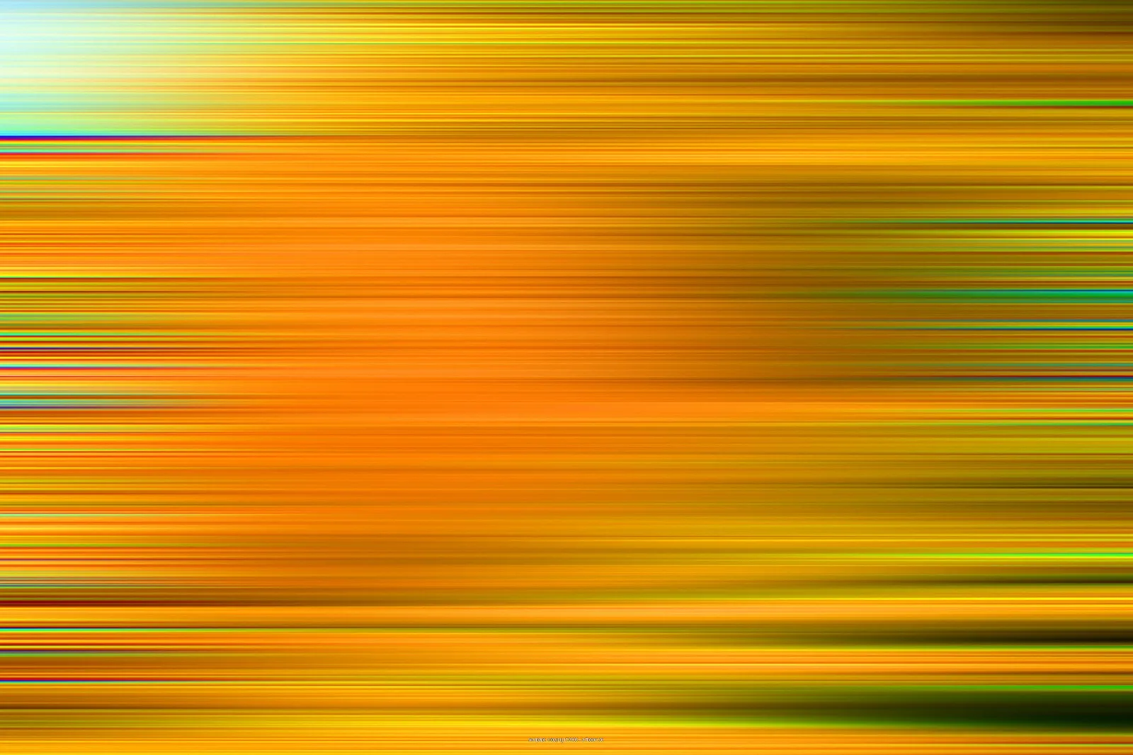 Abstrakte Komposition aus waagerechten, verwischten Streifen in Orange, Gelb und Braun mit einzelnen grünen und blauen Linien.