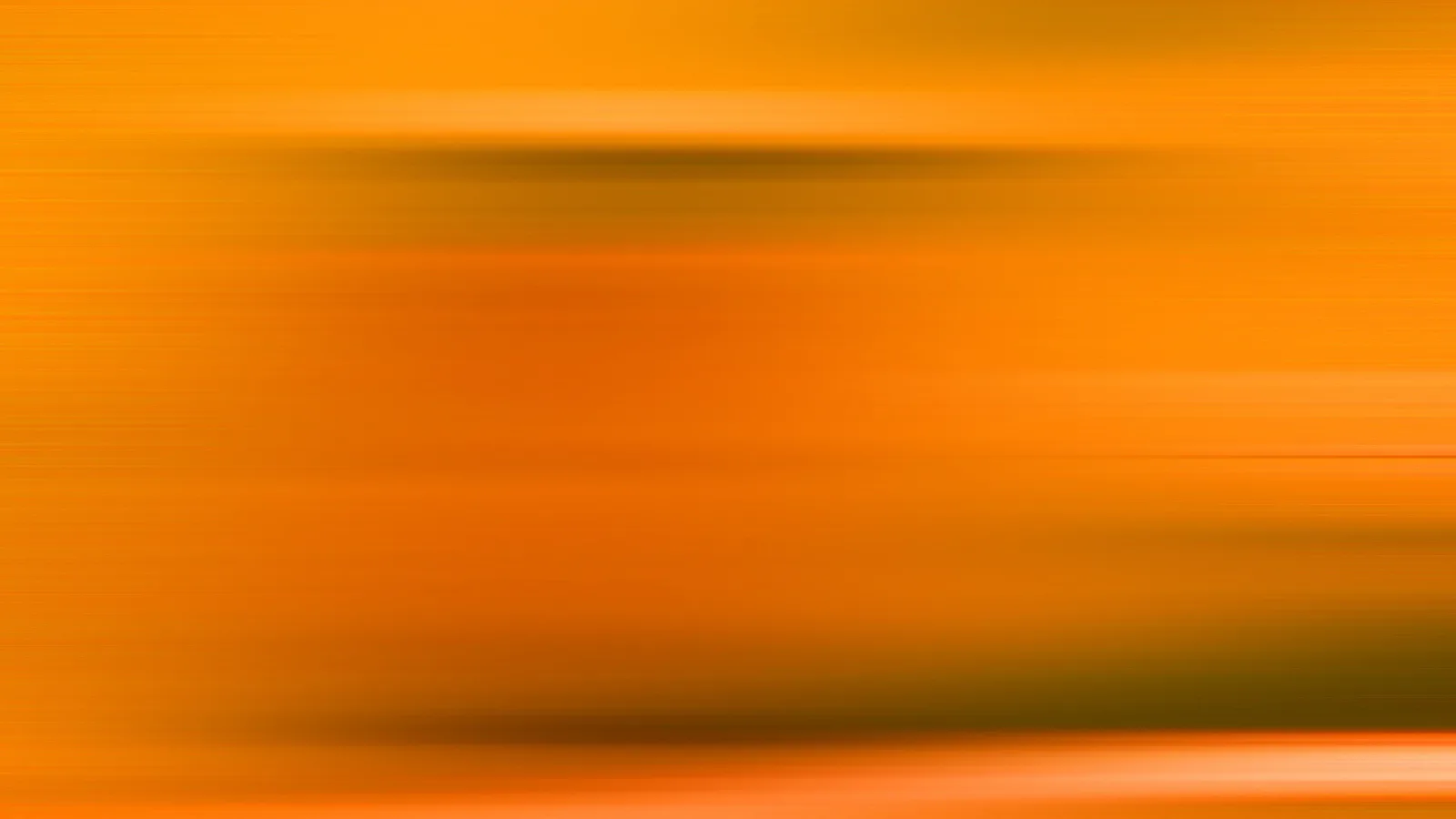 Horizontal verwischte Linien in Orange- und Gelbtönen mit dunkleren Streifen im oberen und unteren Bereich.