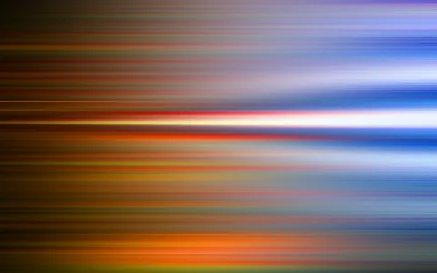 Abstrakte Komposition aus horizontal verwischten Streifen in Orange, Rot, Blau und Violett mit einem hellen weißen Lichtband in der Bildmitte.