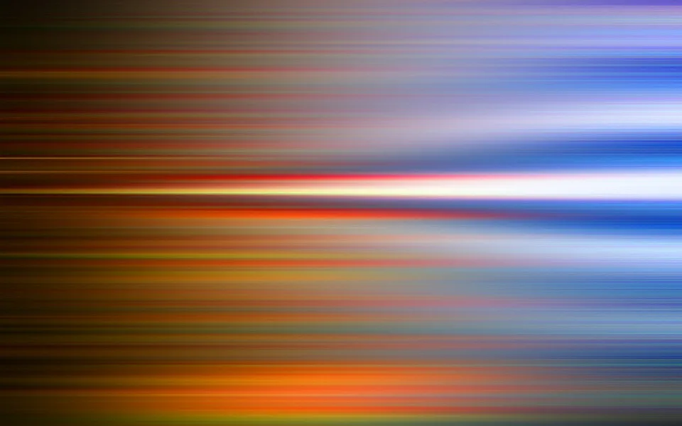 Abstrakte Komposition aus horizontal verwischten Streifen in Orange, Rot, Blau und Violett mit einem hellen weißen Lichtband in der Bildmitte.