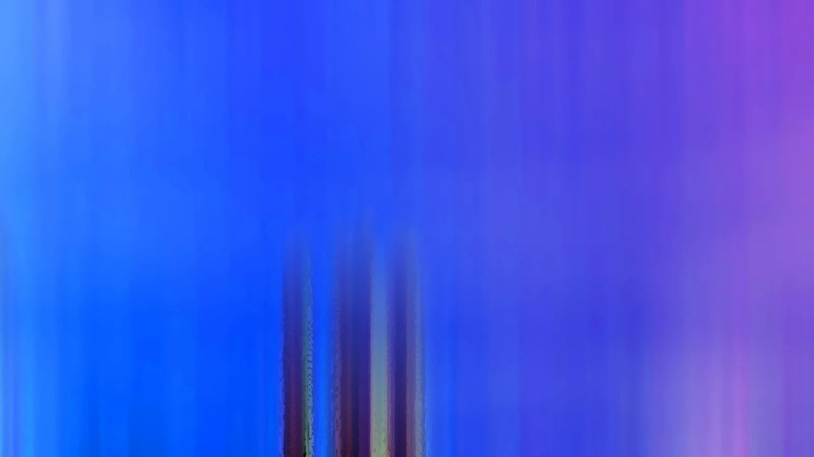 Abstrakte Komposition aus vertikalen blauen und violetten Schlieren, unten in der Mitte dunkle Streifen.