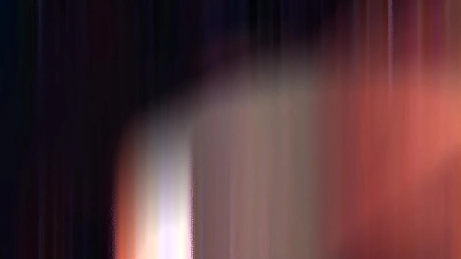 Abstrakte, vertikal verwischte Komposition: links dunkles Blau und Schwarz, in der Mitte ein helles weißliches Licht, rechts warme Orange- und Rottöne.