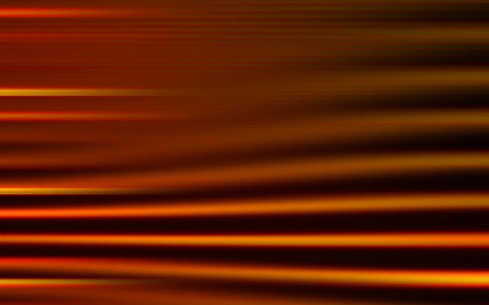 Horizontal verlaufende, leuchtende Streifen in Orange, Gelb und Rot auf dunklem braunem Grund, nach rechts hin weicher und breiter.